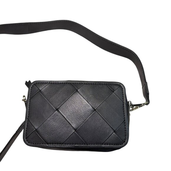 ASOS Design Black Leather Quilted Crossbody Camera Bag - Picture 6 of 8
